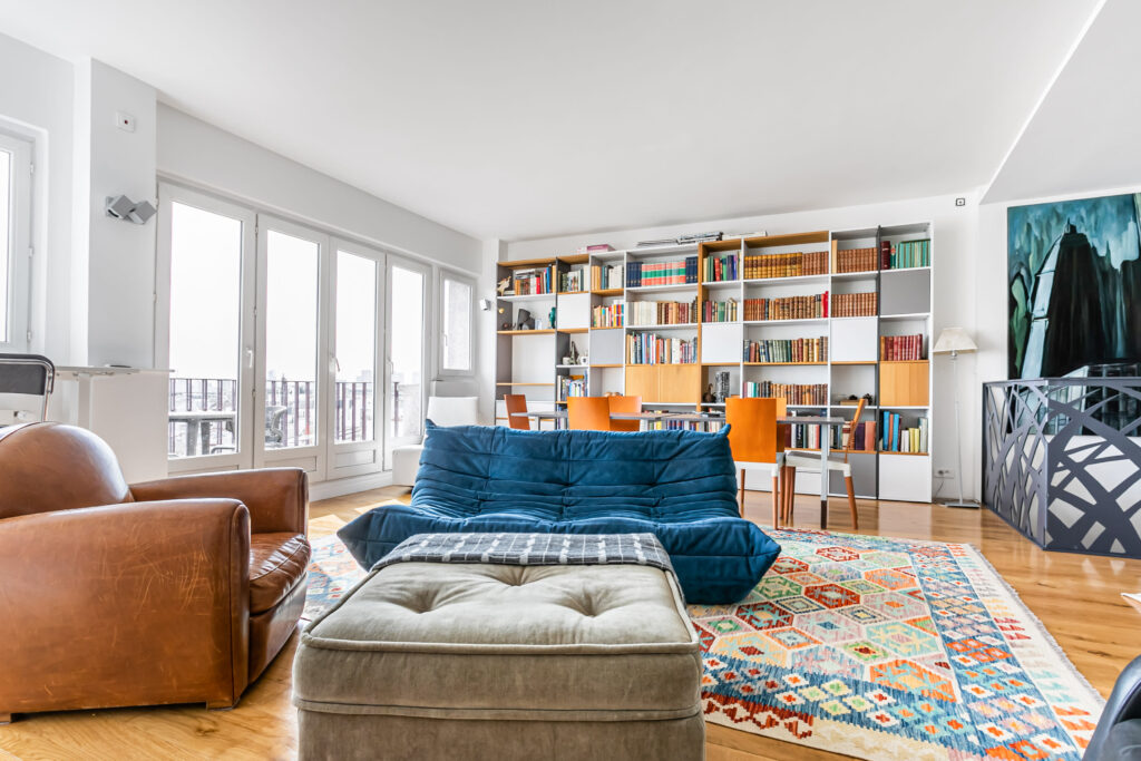intérieur cosy avec bibliothèque dans un penthouse parisien