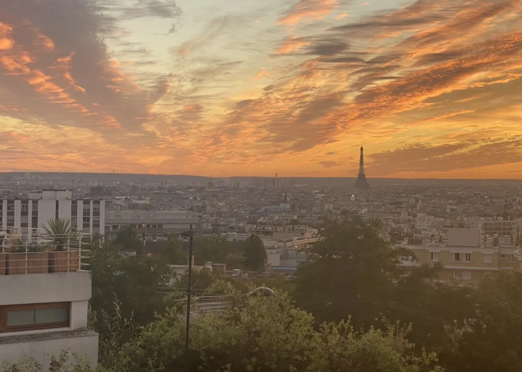 vue de Paris depuis un penthouse type Airbnb