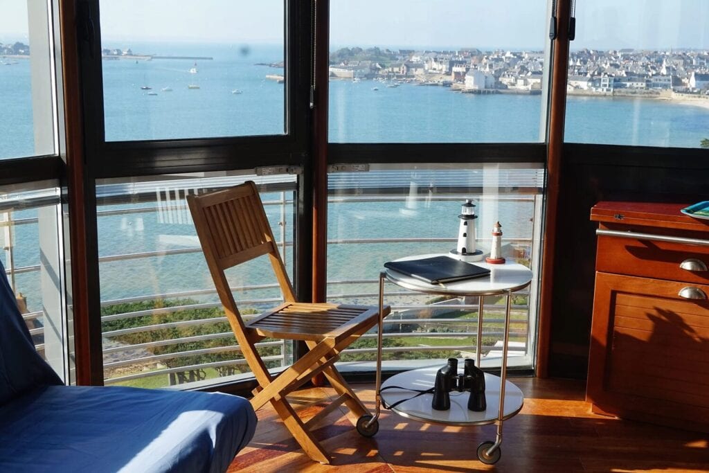 Balise alt	Studio vitré au sommet du phare de Kerbel avec vue panoramique sur la rade de Lorient