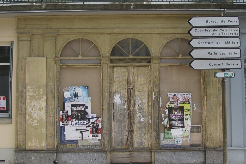 Façade néoclassique de l'ancienne pharmacie Pesche à Alençon