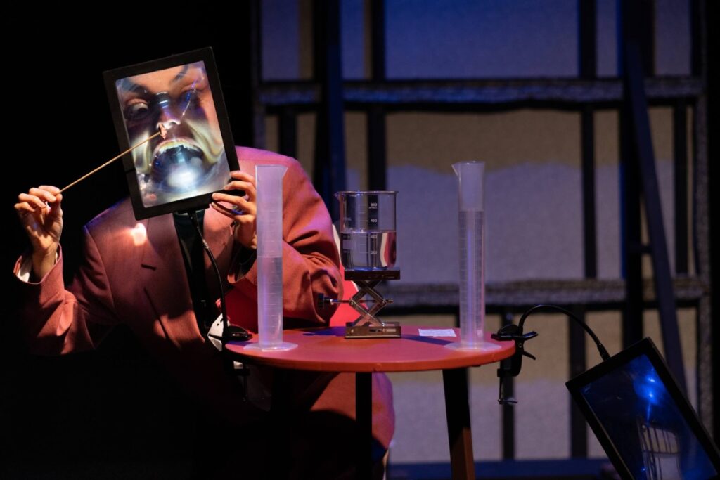 une artiste de théâtre sur scène pour les scènes ouvertes à l'insolite