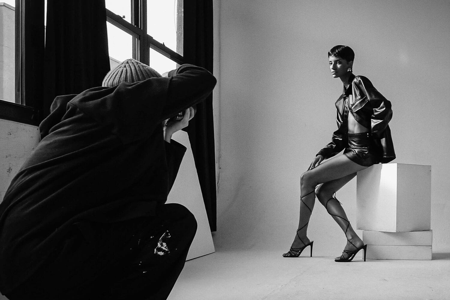 Photographie sur fond blanc : 7 réglages qui changent tout | Peerspace