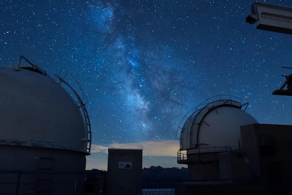 Balise alt	Dômes d’observation du Pic du Midi sous la Voie lactée pendant une nuit au sommet