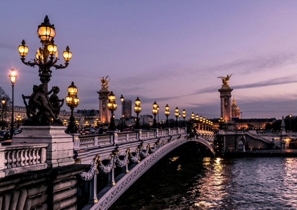 pont parisien la nuit