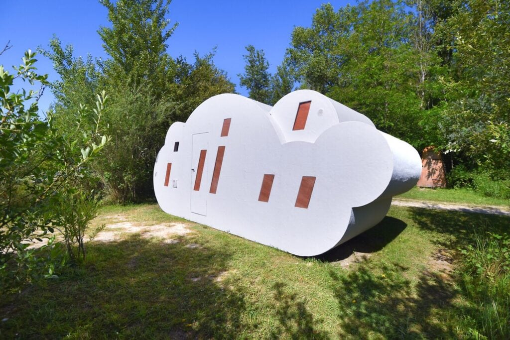 Balise alt	Le Nuage, refuge périurbain blanc en forme de nuage dans un parc boisé de Bordeaux Métropole