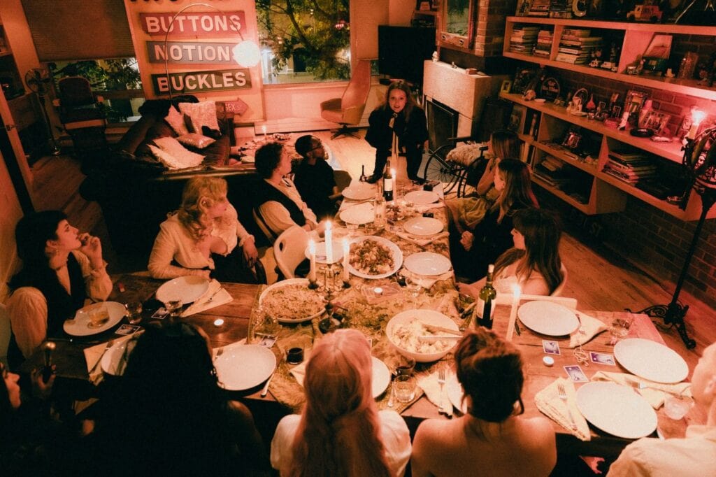 un groupe de femmes fête un anniversaire autour d'une table