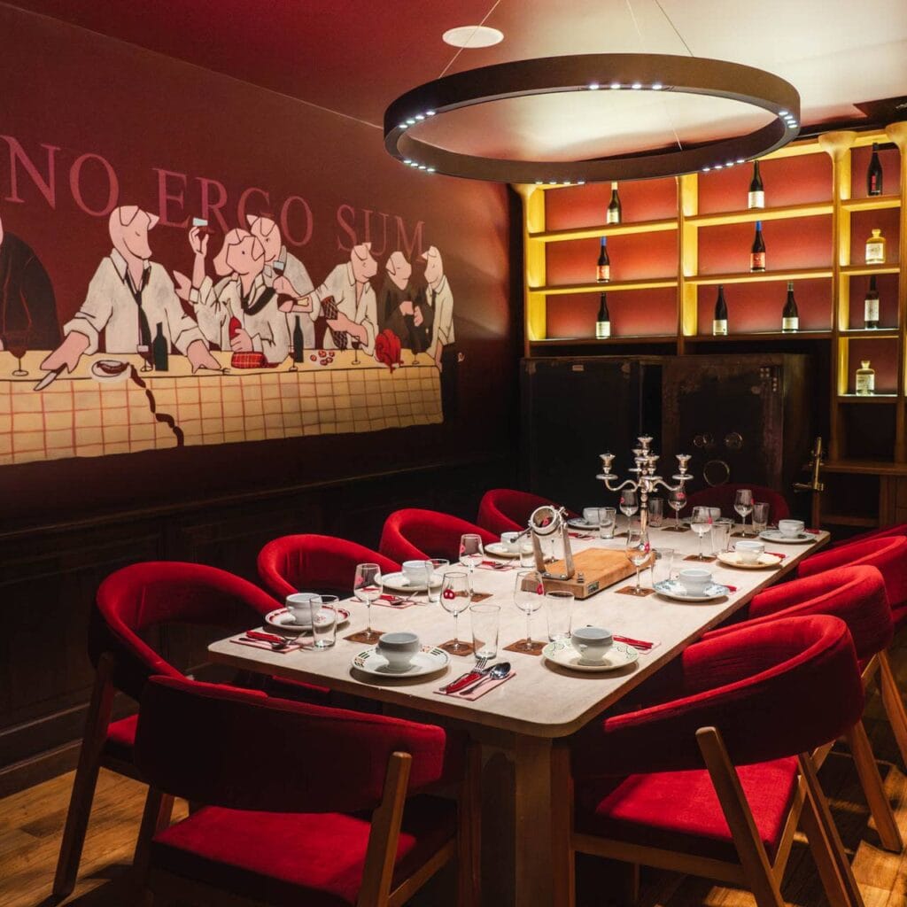 salle de restaurant avec fauteuils confortables rouges