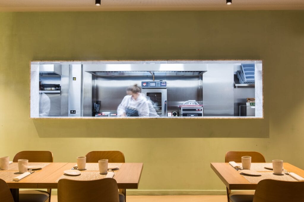 cuisine ouverte dans un restaurant à louer