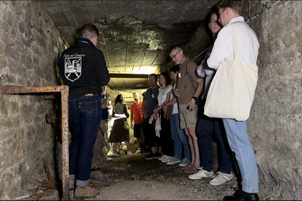 : Visiteurs dans les souterrains historiques de l'ancienne caserne Riberpray à Metz
