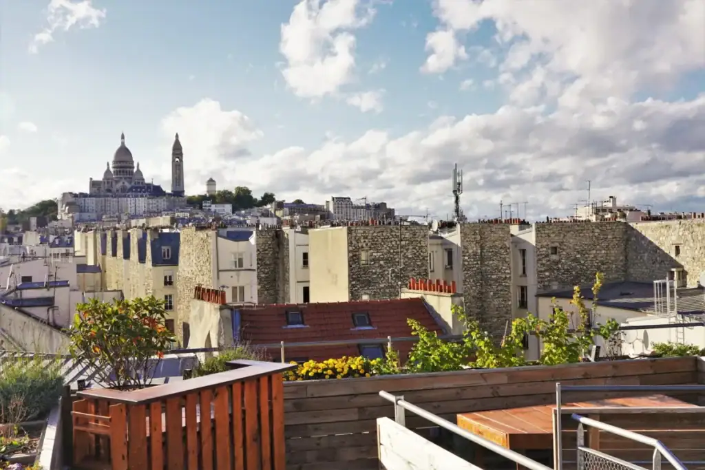 rooftop parisien avec vue sur Montmartre