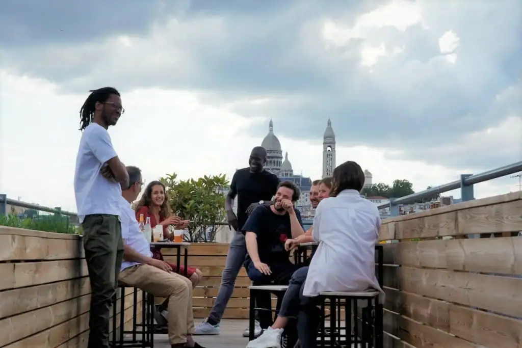 fête sur un rooftop parisien avec vue sur le Sacré Coeur