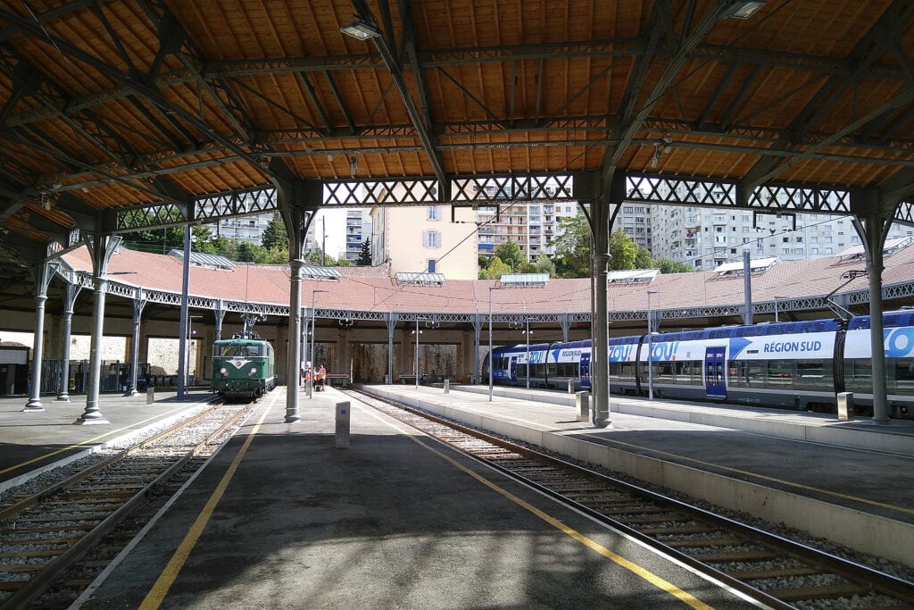 Voies ferrées et trains régionaux sous la rotonde historique Pautrier à Marseille