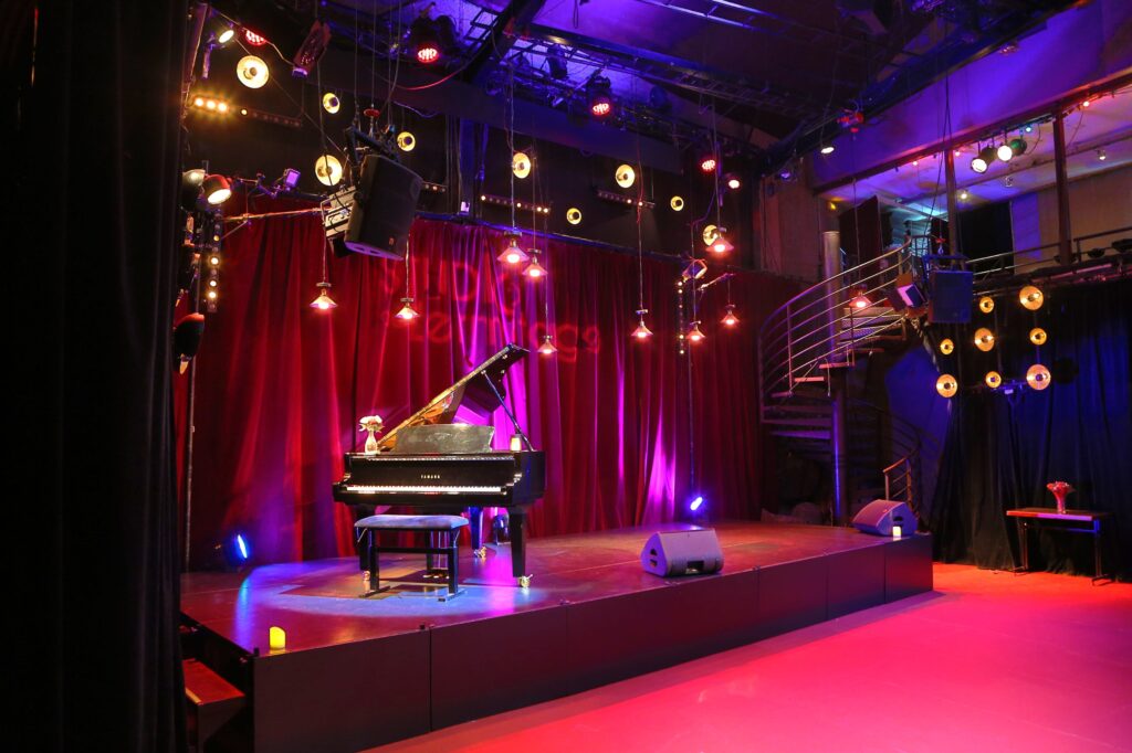 piano sur une scène pour un concert
