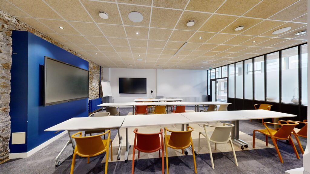 salle de séminaire avec chaises, tables et télévisions