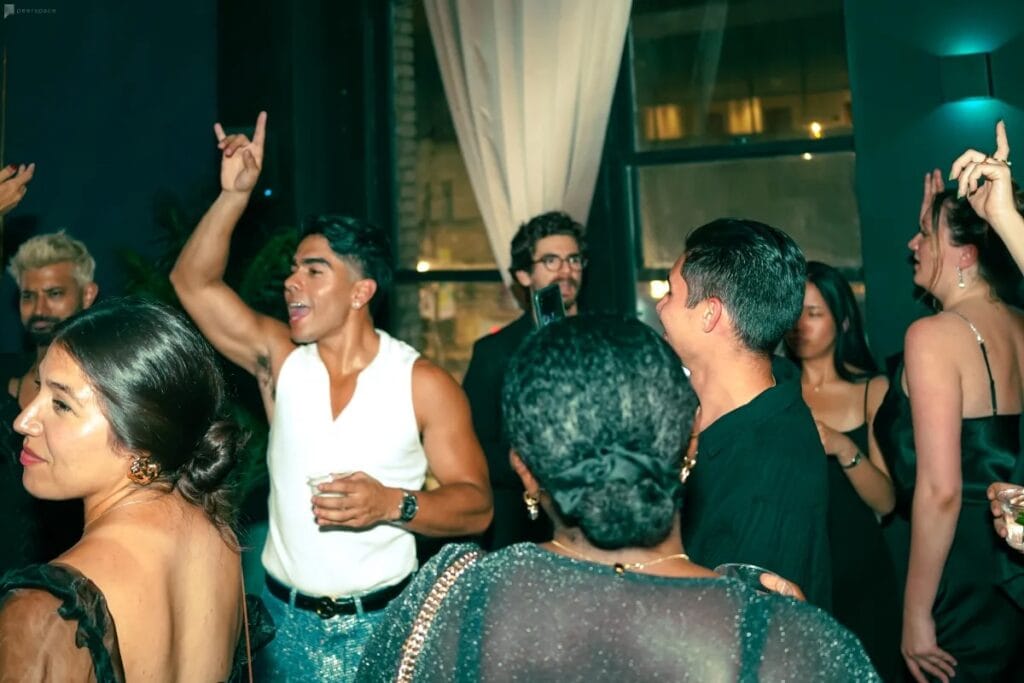 des gens dansent et font la fête pour un anniversaire