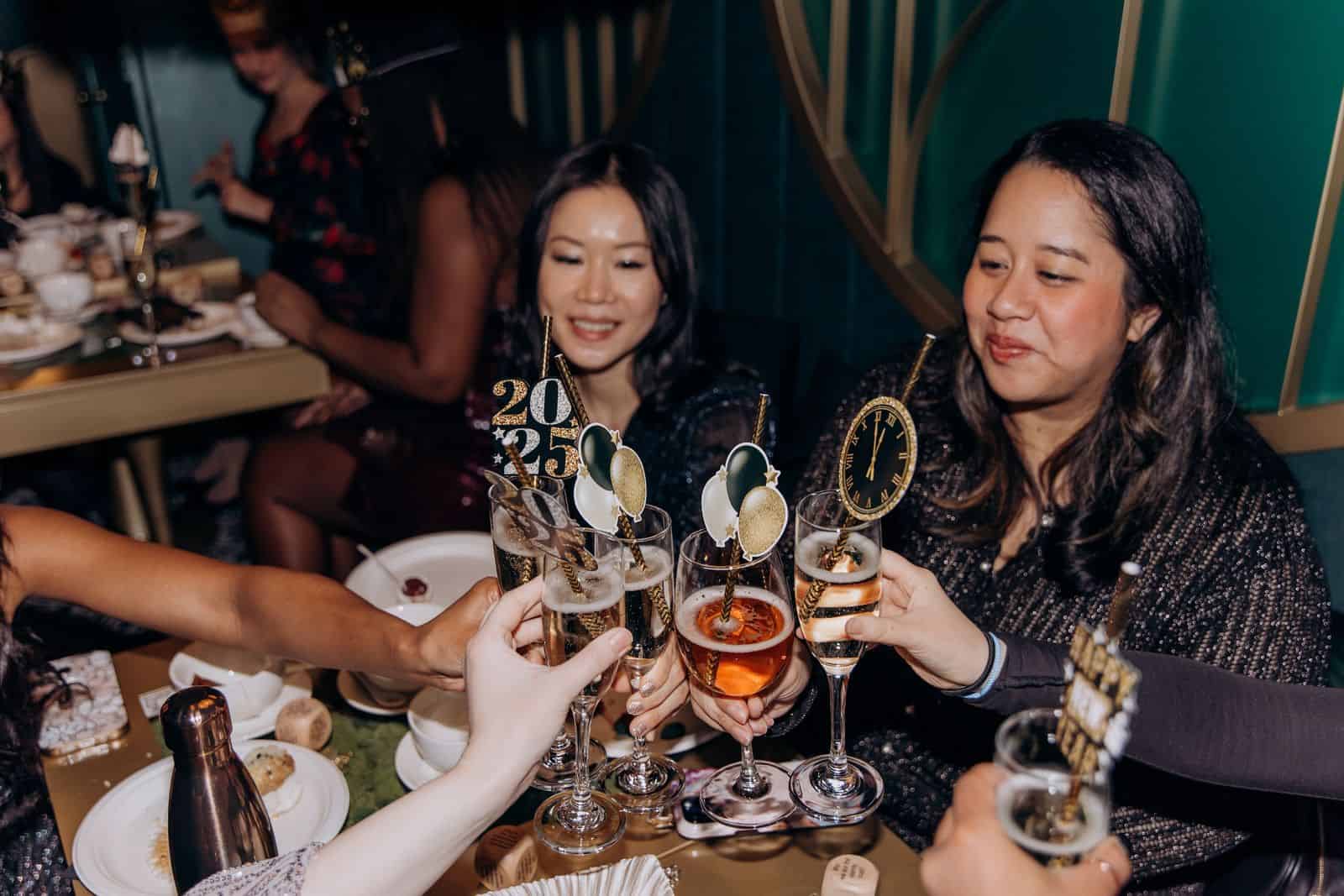 Soirée à thème Nouvel An : 24 idées originales pour une Saint‑Sylvestre mémorable | Peerspace