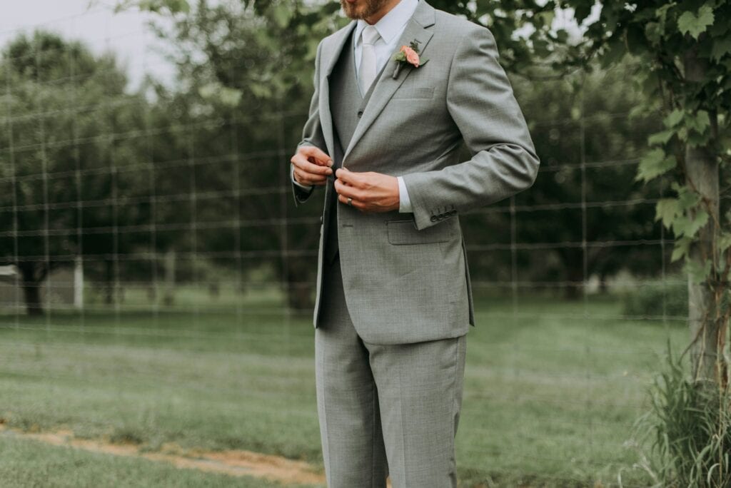 homme en costume et chemise pour bal de promo