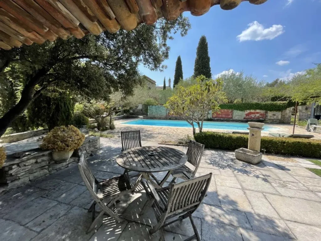 terrasse de mas provençal avec piscine