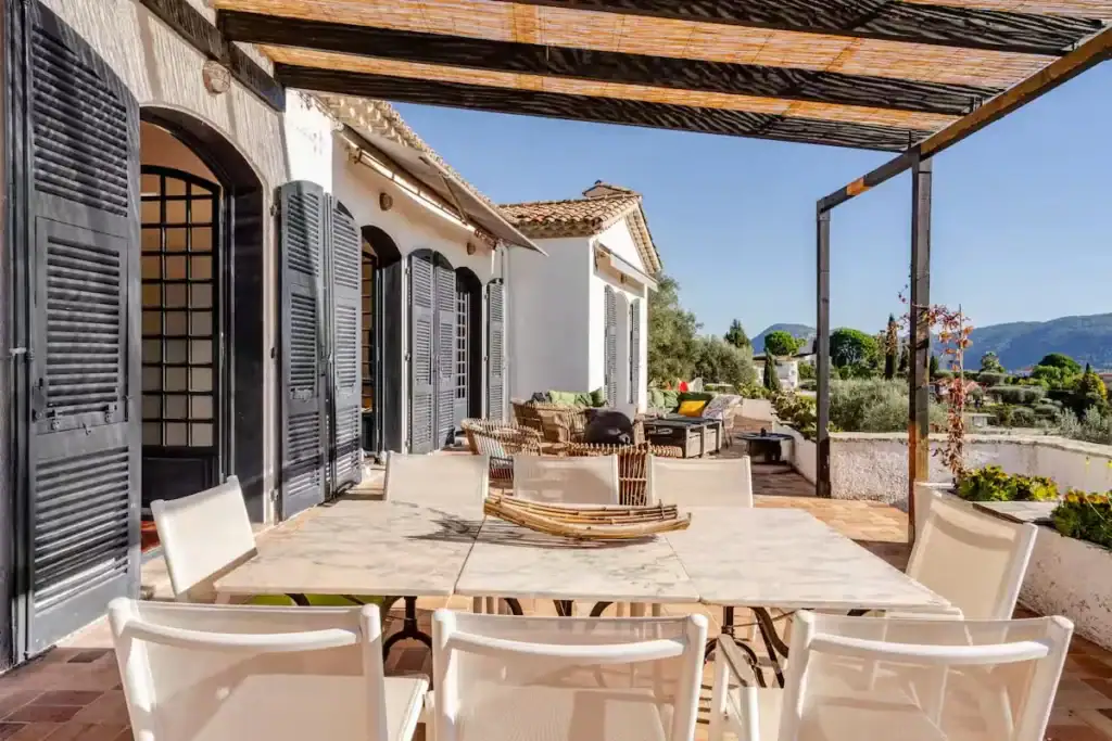 terrasse ensoleillée d'une villa 