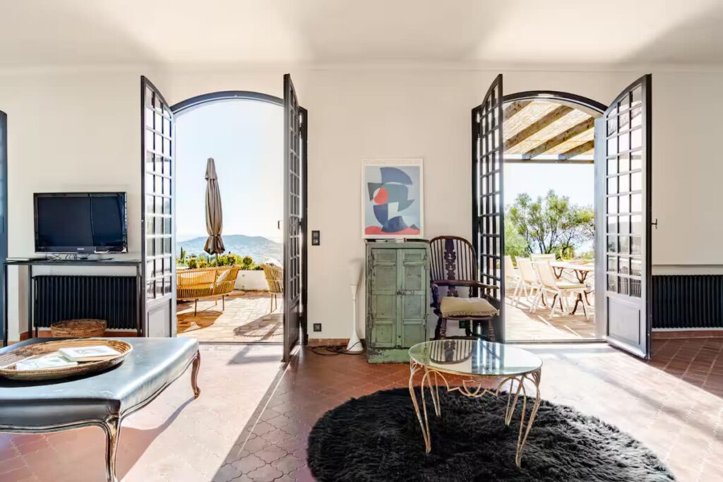 salon avec vue sur les paysages niçois