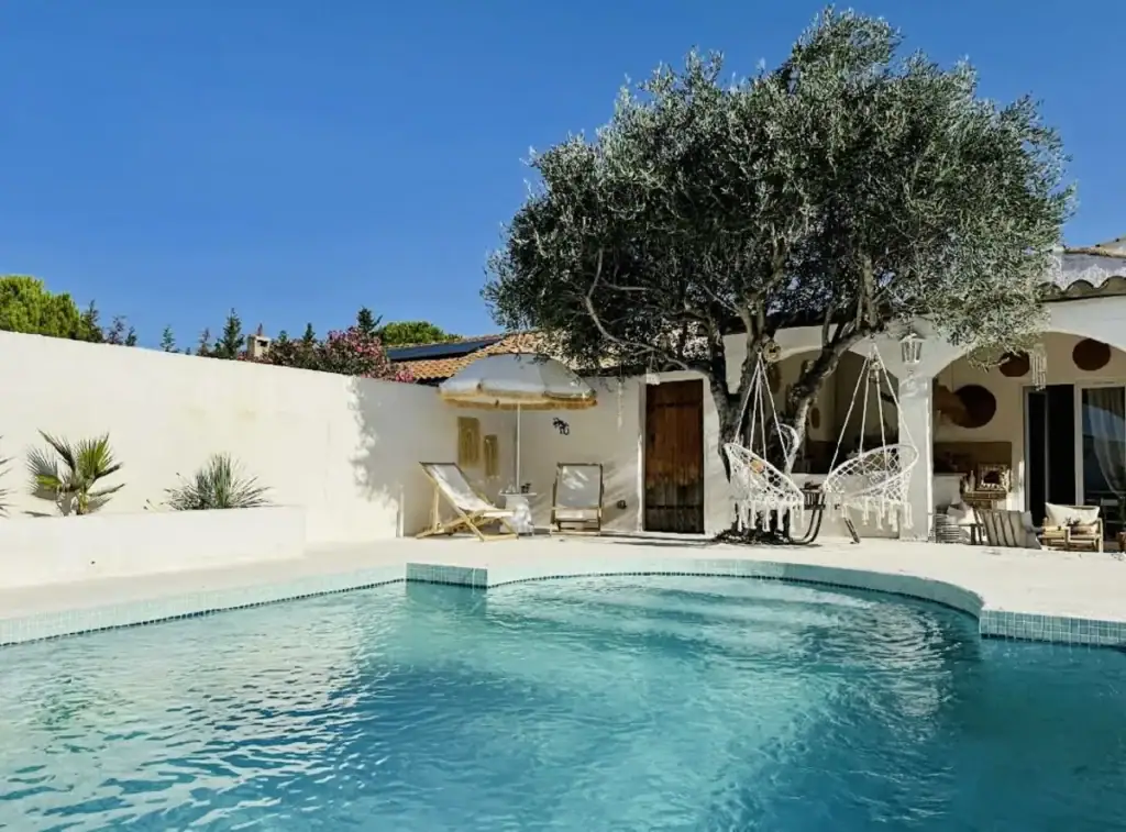 villa atypique méditerranéenne avec piscine et olivier