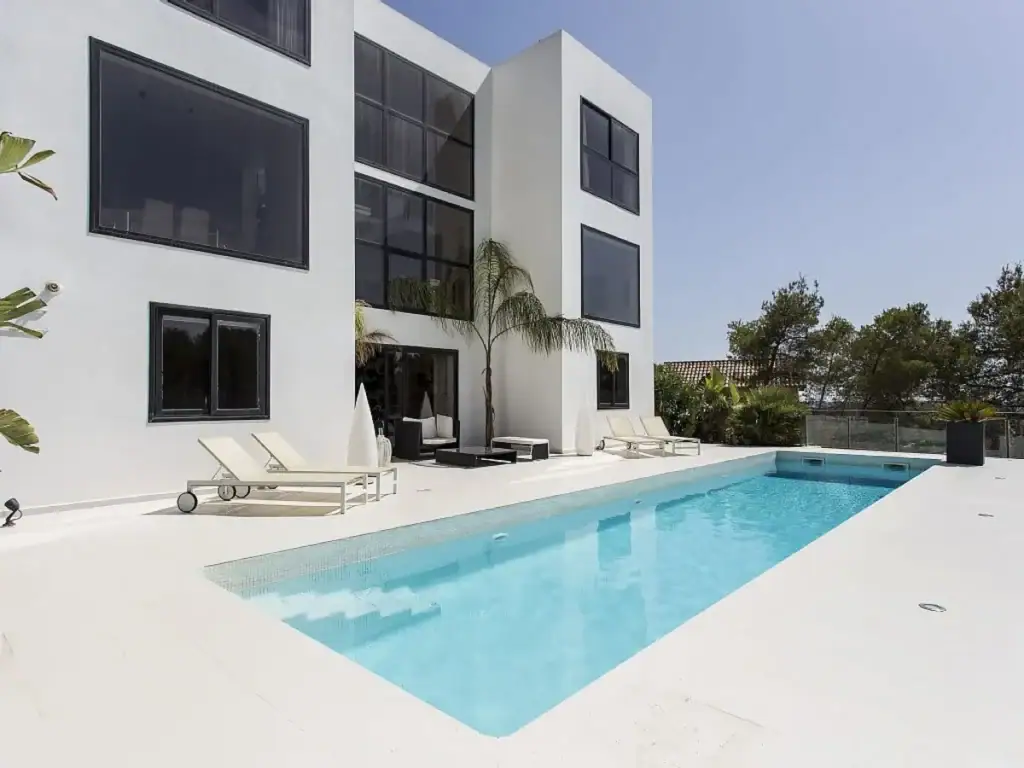 villa blanche atypique type architecte avec piscine