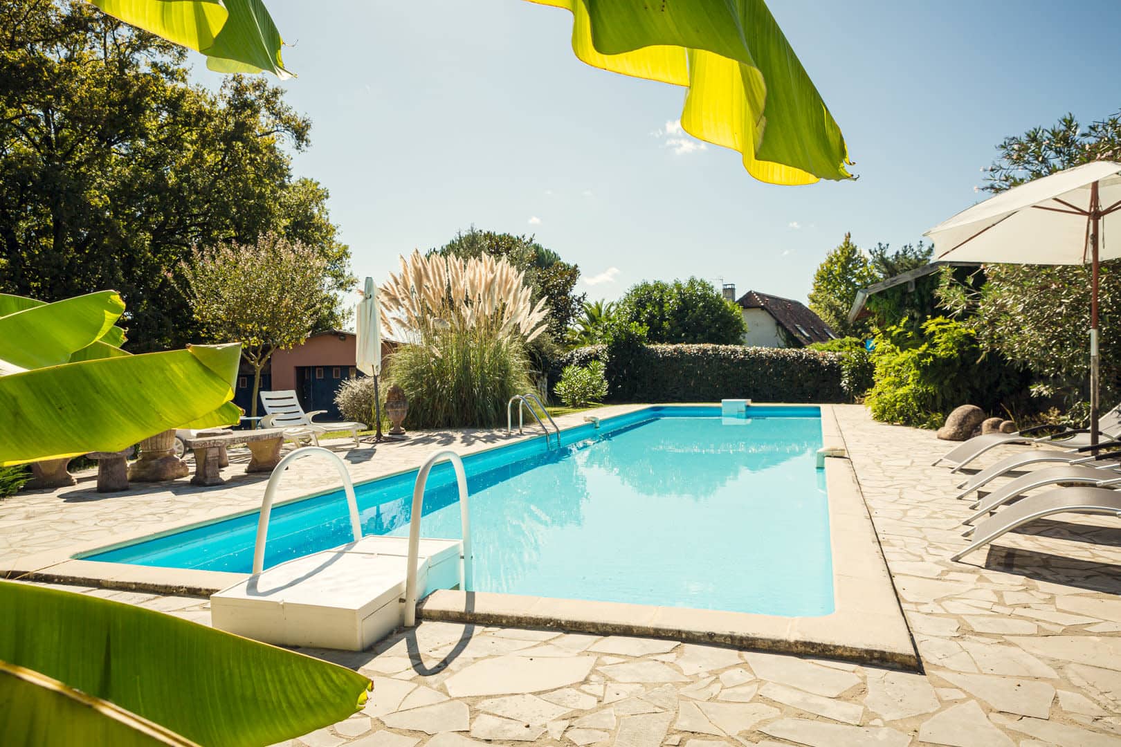 Réserver une villa EVG sur Airbnb ? C’est risqué et il y a mieux.  | Peerspace