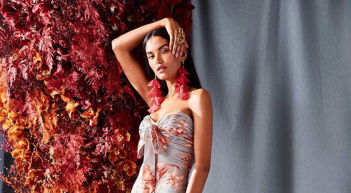 model poses for photoshoot hands framing