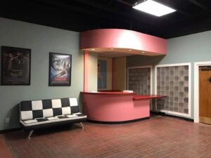 19 Fantabulous 80s Party Outfit Ideas To Throw It Back In Style (2025) | Peerspace