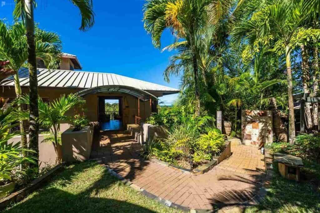 https://www.peerspace.com/resources/wp-content/uploads/BLEND-MAUI-Ocean-View-glass-House-Rainforest-Villa-1024x682.jpg