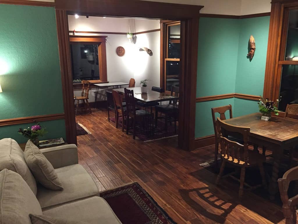 Casual, comfortable, Coffee Shop in Central Location portland oregon rental