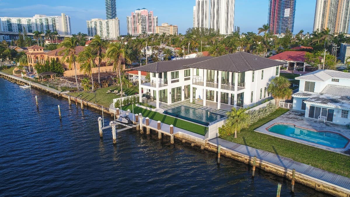 How Much Does It Cost to Rent a Mansion? (2025) - Peerspace