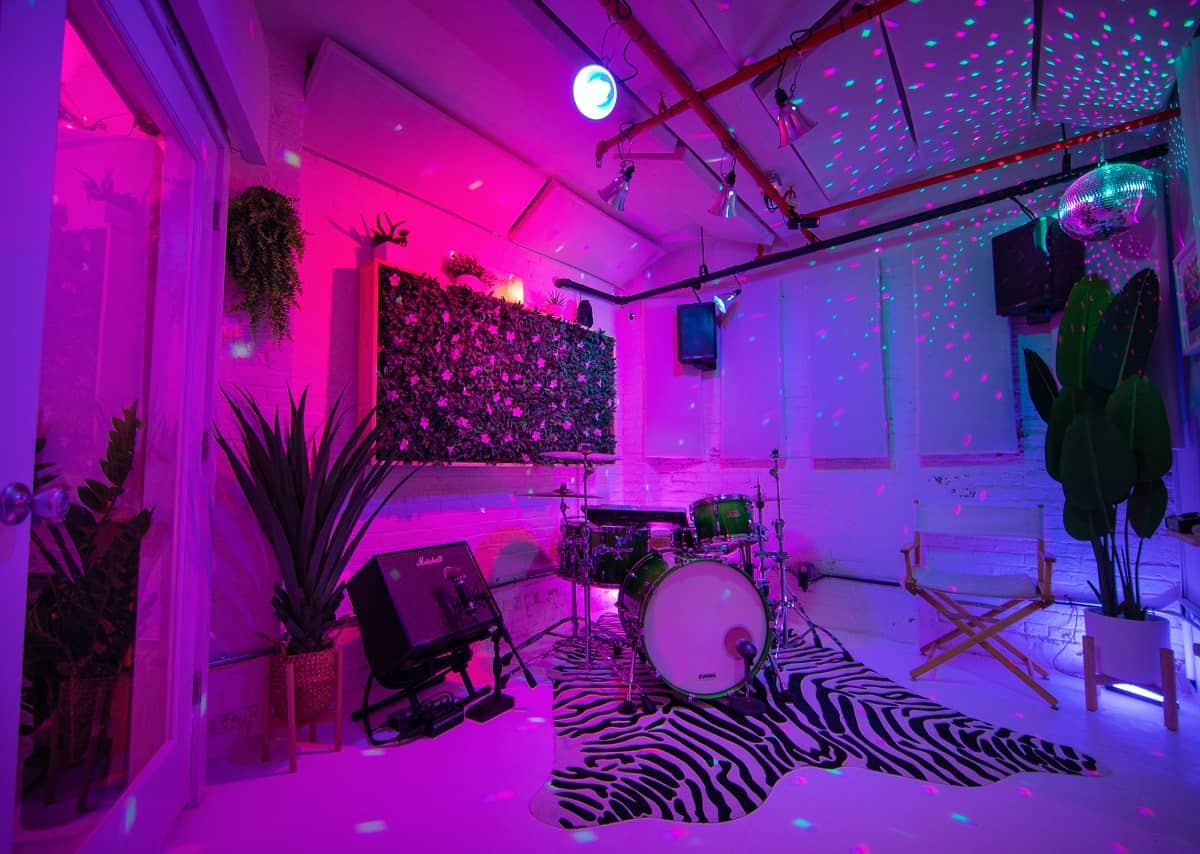 How Much Does It Cost to Rent a Recording Studio? (2024) Peerspace