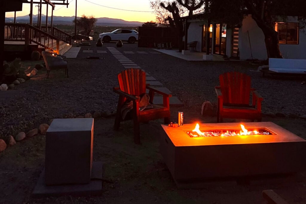 Joshua Tree Desert Home - Pool + Viewing Deck + 5 Acres of Desert Landscape