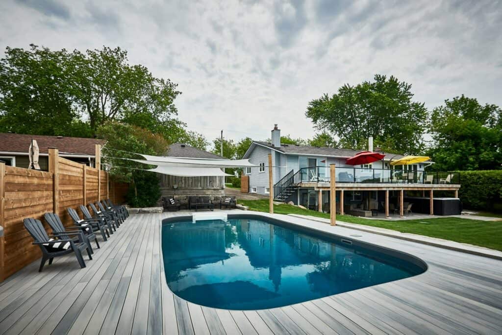 Lakefront Paradise with a pool in Little Britain, Ontario 