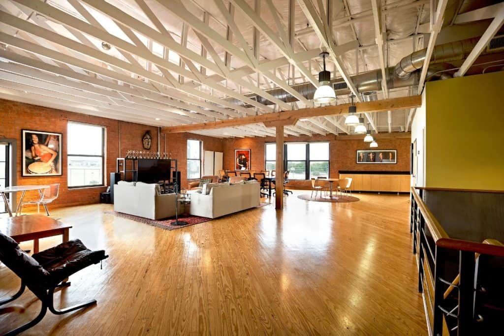 Large studio with raised ceiling and separate lounge dallas rental