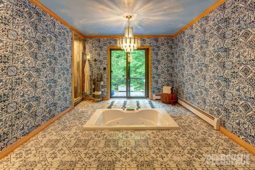 Lavish Roxbury Villa with a hot tub for Intimate Events