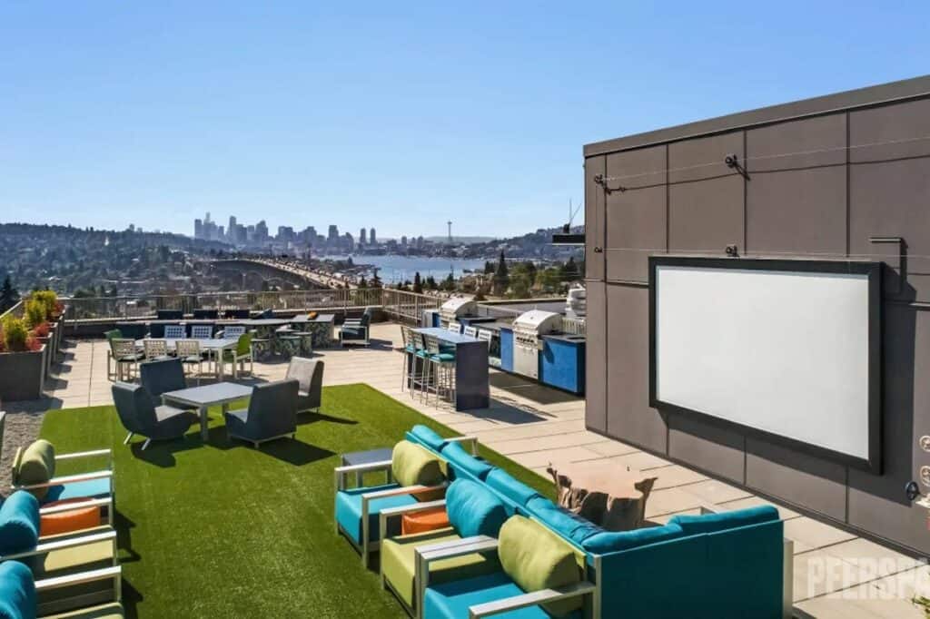 Spectacular Rooftop Deck w/ Seattle Skyline View