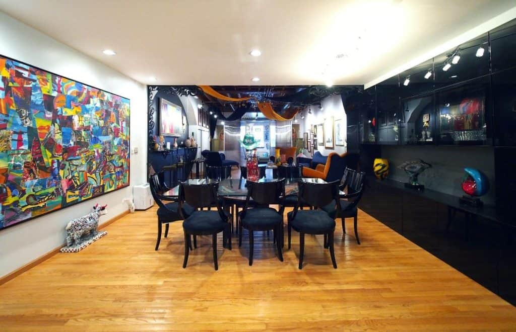 art-filled space west town chicago rental