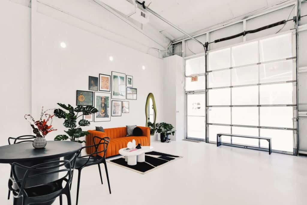 CREATIVES HEAVEN: Stylish, multi-set, cyc-wall and natural light studio