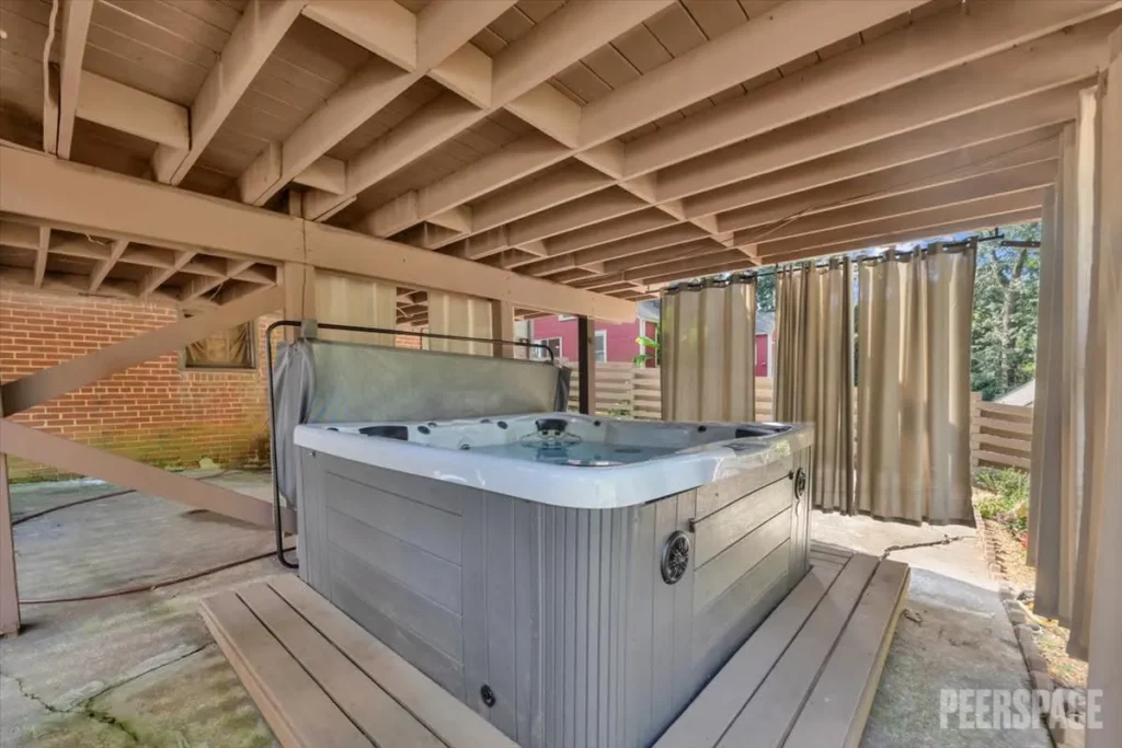 The Vibe House hot tub