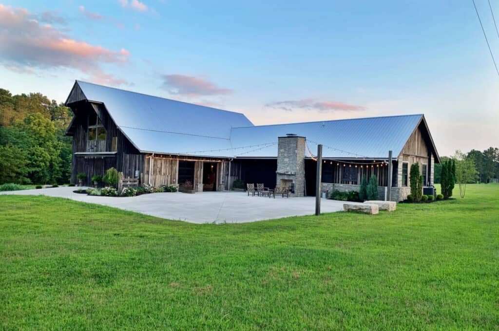 a rural barn in tennessee 