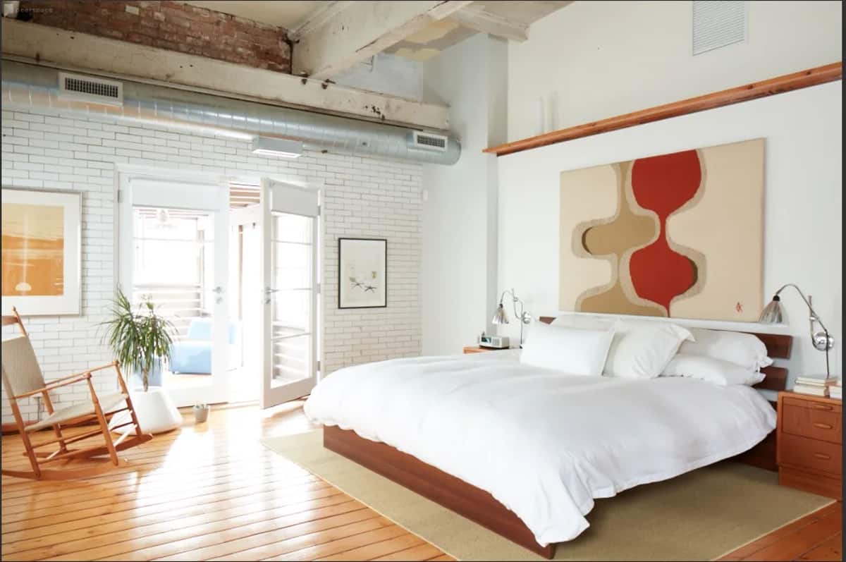 12 Vibey Spots For A Hotel Room Photoshoot in Chicago | Peerspace