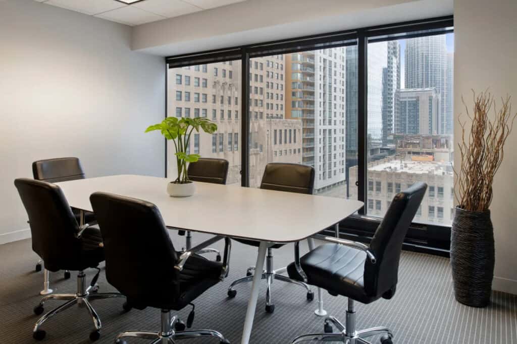 Modern and minimalist Chicago meeting room