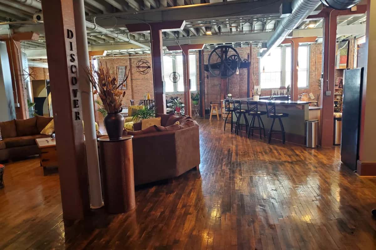 12 Gorgeous Indoor Photoshoot Locations in Cleveland - Peerspace - Midtown Lofts With Industrial Style