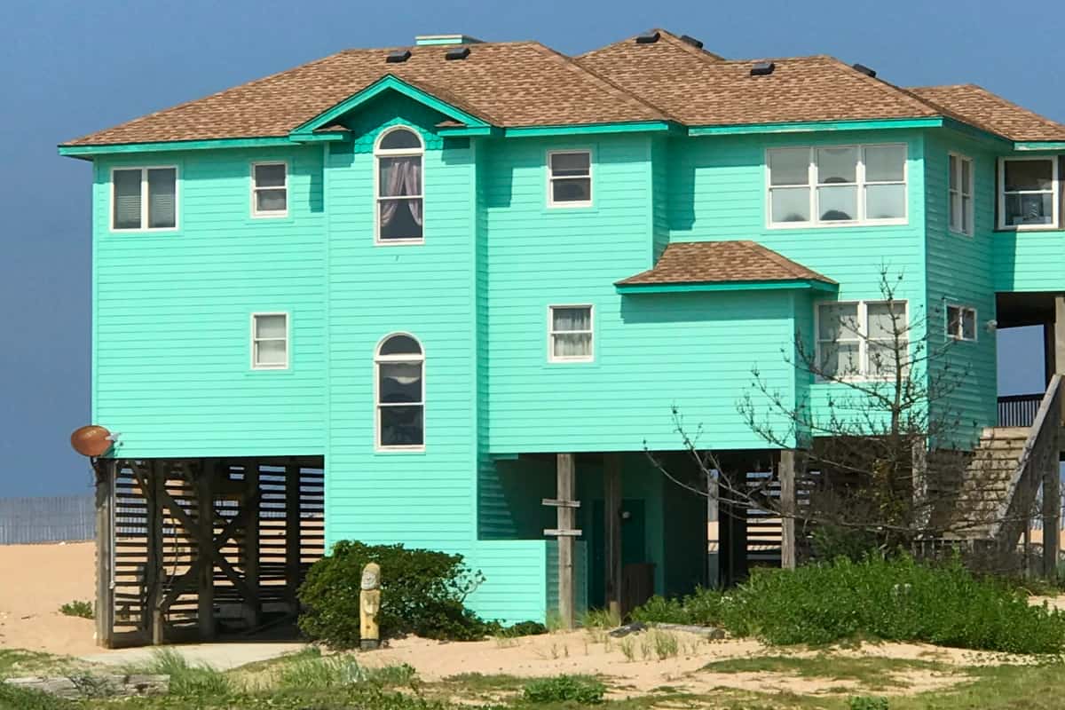 https://www.peerspace.com/resources/wp-content/uploads/coastal-beachfont-home-rodanthe.jpg