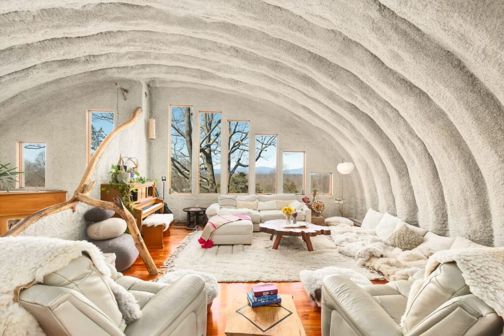 Rounded ceilings and plush, cozy decor in an eco-friendly upstate New York house