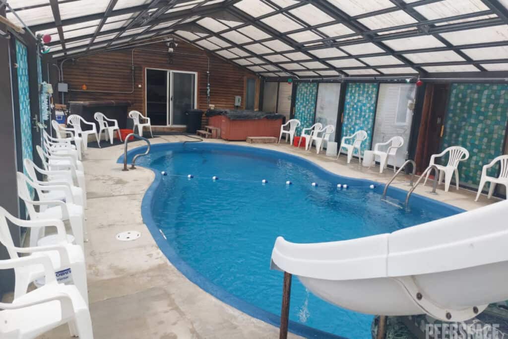 House with enclosed swimming pool/hot tub