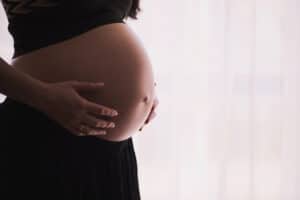 Maternity Photography: What To Know & How To Nail It | Peerspace
