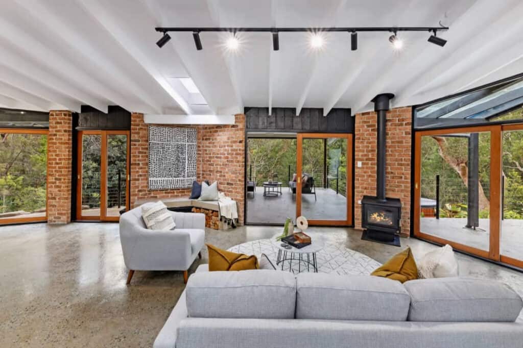Large Property Surrounded by Natural Bush Setting